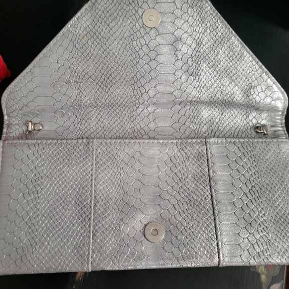 Faux silver snake skin clutch - Picture 5 of 8